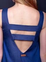 Vestido midi azul de lino, corte recto, con escote en V y tajo lateral.