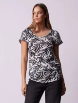 Remera tejida color amarillo, marca French Loundry. Manga corta con detalle de puntilla.