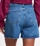 Short mom en jeans azul con barra doblada, tiro alto, bolsillos delanteros y traseros, y cierre con cremallera y botón.