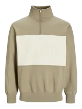 Buzo color arena con cuello alto y medio cierre. Tiene una banda horizontal color crema con la inscripción "ORIGINALS JACK & JONES". Interior afelpado y puños de canalé.