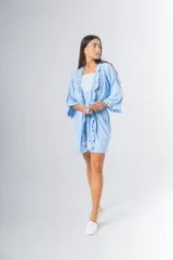 Bata kimono gris claro de algodón con volados en mangas y ruedo. Tiene mangas al codo y lazo de algodón para ajustar en la cintura.