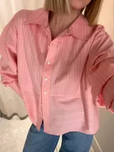 Camisa verde con rayas verticales azules, de corte recto y manga larga.