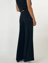 Pantalón oxford negro con lurex, tiro alto y corte acampanado.