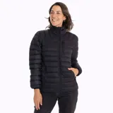Campera puffer negra con cuello alto y cierre frontal. Cuenta con bolsillos laterales con cierre y un bolsillo en el pecho también con cierre.