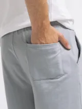 Short gris de felpa French Terry con cintura elastizada y cordón ajustable.