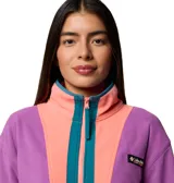 Campera Columbia de microfibra aterciopelada, con cierre frontal completo, bolsillos laterales con cremallera, ribete elástico en puños y dobladillo, y detalle de nailon en el pecho.