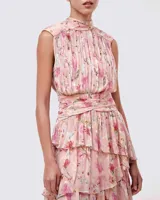 Vestido midi sin mangas con estampado floral, cuello alto, frunces en la cintura y falda escalonada de gasa. Espalda abierta con cierre de botón en el cuello y cremallera invisible.