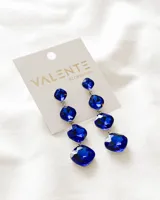 Caravanas largas con diseño de piedras azules en diferentes tonalidades y formas.