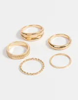 Set de cinco anillos dorados con diferentes diseños: uno liso, uno con textura trenzada, uno con textura de eslabones, uno con doble línea y uno con diseño de cuerda.
