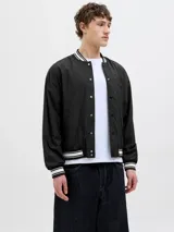 Campera bomber negra con cuello tipo baseball y puños de canalé. Cierre frontal con botones a presión y bolsillos laterales.