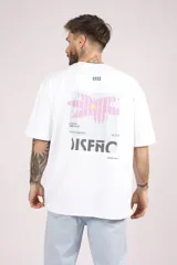 Remera blanca de algodón con estampado pequeño en el frente.