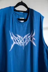 Musculosa azul con estampado tribal blanco en el frente.