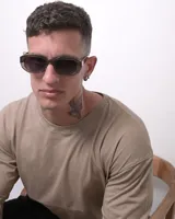 Anteojos de sol con armazón geométrico de acetato premium color verde translúcido y cristales polarizados con filtro UV 400.