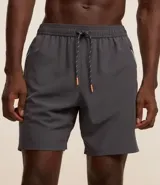 Bermuda deportiva negra sin estampado, con cintura elástica ajustable con cordón, y bolsillo lateral con cierre de cremallera contrastante.
