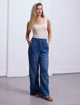 Pantalón ancho de lyocell color azul, con pretina ancha smock con lazo de ajuste y bolsillos verticales.