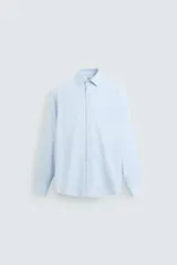 Camisa celeste de corte regular, con cuello italiano, mangas largas con puños abotonados y cierre frontal con botones.