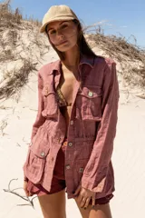 Chaqueta rosa de algodón con corte a la cintura, bolsillos con solapa en el pecho y la cadera, y botones de madera pintados con diseño de mosaico.