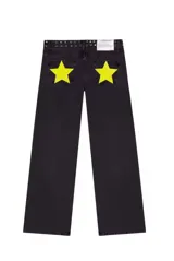 Pantalón de jean gris oscuro con corte recto y bolsillos traseros con apliques de estrellas rojas.