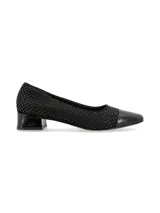 Zapato de cuero nobuck negro con apliques decorativos, punta y taco de charol.