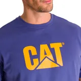 Remera azul con logo de Caterpillar (CAT) estampado en amarillo en el pecho.
