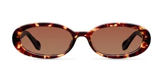 Lentes de sol ovalados con montura carey y lentes marrones polarizadas.