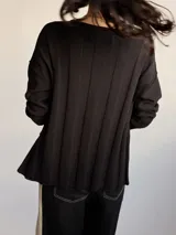 Buzo color crema de tejido de punto, con escote en V y mangas 3/4.