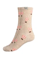 Medias color beige con estampado de globos aerostáticos color naranja y marrón.