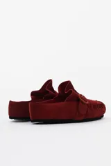 Slipper de gamuza color ladrillo con hebilla forrada y plantilla de cuero.