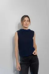 Musculosa azul marino tejida en hilo de algodón con trenza en el escote y espalda baja.