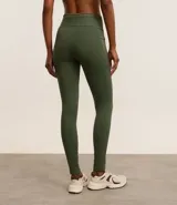 Calza deportiva larga color verde militar, con recortes texturizados en los laterales y bolsillos laterales.