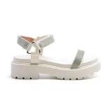 Sandalias blancas de plataforma con tiras anchas adornadas con strass.