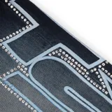 Pantalón de jean azul oscuro con lavado gastado, corte recto y estampado de estrella con strass en la pierna derecha.