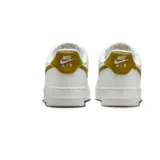 Zapatillas Nike Air Force 1 07 SE en color blanco con detalles en amarillo, diseñadas con amortiguación Air y confección clásica.