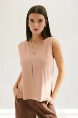 Musculosa color beige claro de tejido de lino con cuello redondo.