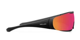 Gafas de sol deportivas con montura envolvente negra y lentes reflectantes rojas.