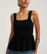 Blusa de punto color negro, con escote cuadrado, breteles anchos y corte peplum.
