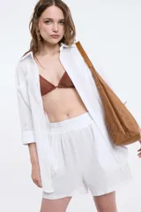 Short de tela color blanco, con cintura elástica y textura arrugada.