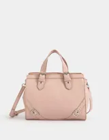 Cartera tipo city color rosa pálido, de cuerina, con doble asa corta superior y correa larga regulable y desmontable. Presenta cierre superior, hebillas decorativas en las asas y laterales.