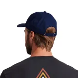 Gorra de béisbol azul marino con logo bordado en blanco.