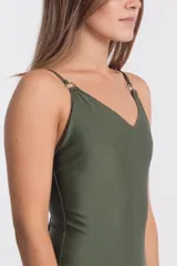 Malla enteriza color verde militar, con escote en V y tirantes finos ajustables con argollas metálicas.
