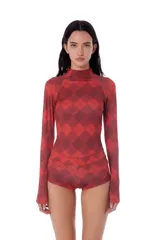 Polera de lycra roja con estampado de rombos negros, cuello alto y mangas largas.