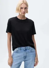 Remera negra de lino con cuello redondo y mangas cortas.