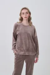 Buzo de terciopelo color marrón, de corte holgado, cuello redondo y manga larga.