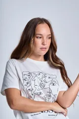 Remera blanca de algodón con cuello redondo y estampado frontal con diseño artístico de rostros en líneas negras y texto "PICASSO The Museu Picasso Barcelona, Spain".