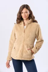 Campera de sherpa suave color beige, con capucha, cierre frontal con detalles en cuero y bolsillos laterales.