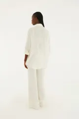 Pantalón marrón texturizado de corte holgado con piernas anchas y cinturilla con lazo personalizado.