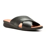 Sandalia casual de cuero color rosa nude, con plataforma baja y tiras cruzadas con detalle dorado.