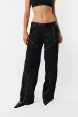 Pantalón negro de corte recto y tiro medio, con recortes en las piernas con detalle de vivo. Cintura con presillas y cinto correa con broche plástico incluido.