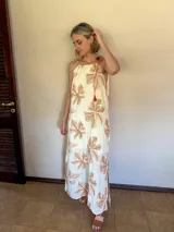 Vestido de lino color natural con bordados de flores color naranja y cordón ajustable en el escote.