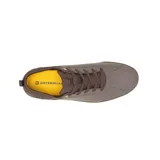 Zapatillas urbanas de hombre color marrón topo, con capellada de nobuk recubierto de PU, forro 100% reciclado postindustrial, plantilla de espuma EVA suave, suela de goma duradera y construcción Strobel.